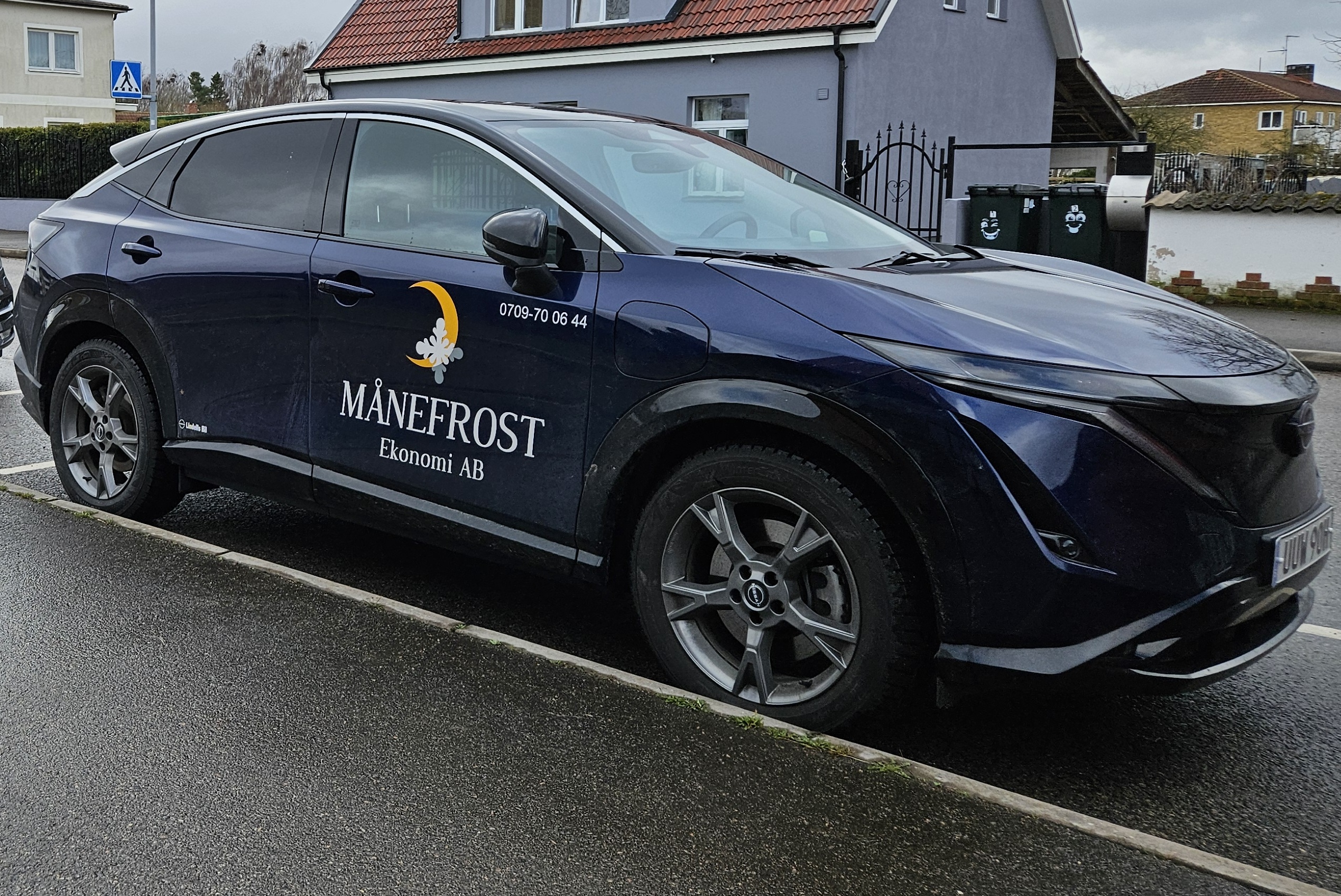 Månefrost företagsbil med loggan på sidan